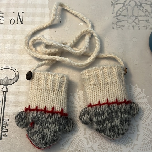 Very cute monkey mittens - Picture 2 of 2